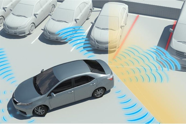 Camera lùi và cảm biến đỗ hỗ trợ lái xe quan sát phía sau