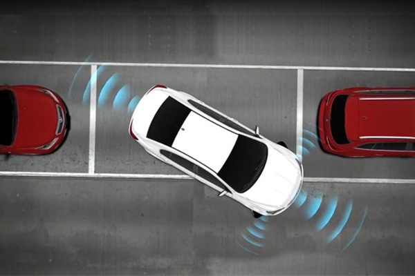 Nên lắp camera lùi hay cảm biến lùi cho xe ô tô