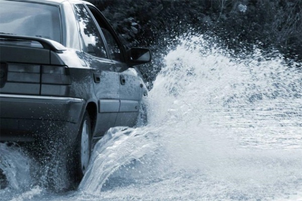 Nước vào ống xả ô tô