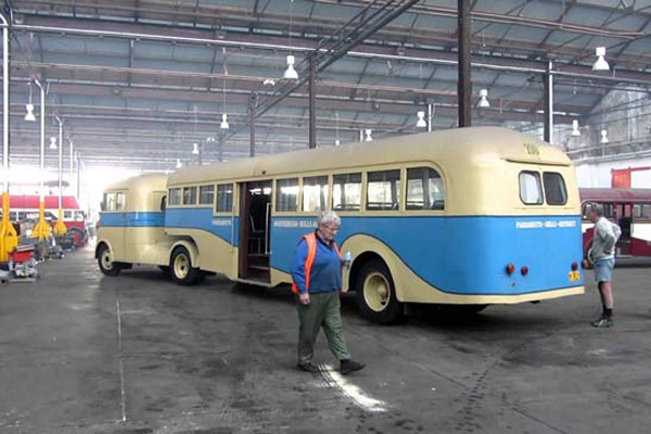 Xe sơ mi rơ mooc chở khách