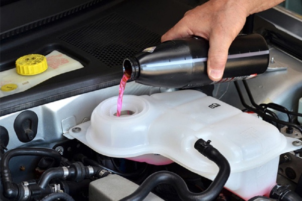 Thêm nước làm mát ô tô