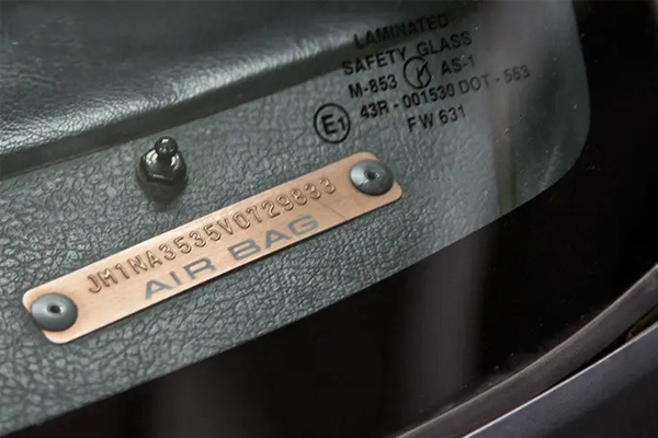 Số VIN được in ở góc trái taplo xe ô tô