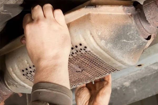 Tắc ống xả ô tô