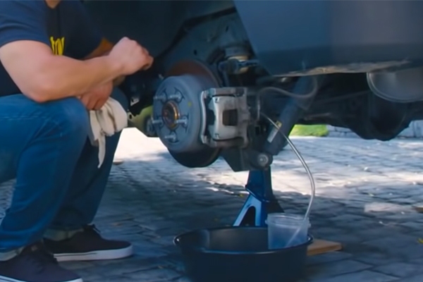 Thay dầu phanh xe tải Hyundai