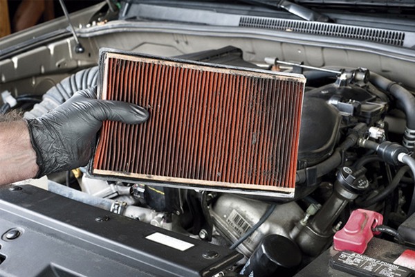 Lọc gió động cơ ô tô bám nhiều bụi bẩn