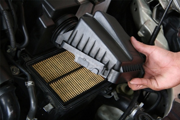 Vệ sinh và thay lọc gió ô tô định kỳ