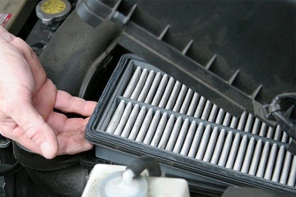 Vệ sinh lọc gió động cơ xe ô tô