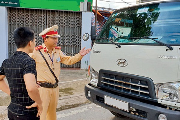 Xử phạt lỗi không dán logo lên cửa xe tải