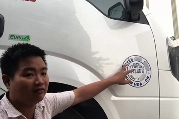 Thông tin ghi trên cửa xe tải