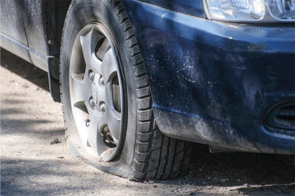 Tráng lốp chống đinh ô tô giảm thiểu nguy cơ lốp xe xì hơi đột ngột