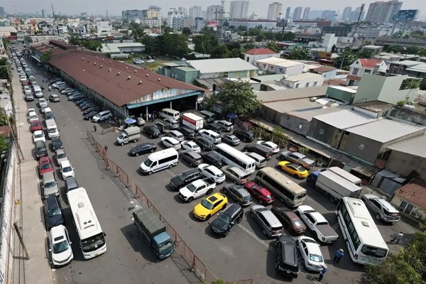 Tình trạng ùn ứ do trung tâm đăng kiểm đang tạm đóng cửa