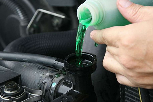 Thay nước làm mát ô tô định kỳ