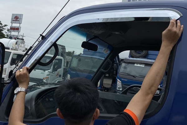 Cách lắp vè che mưa ô tô