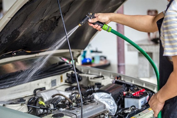 Rửa khoang máy ô tô