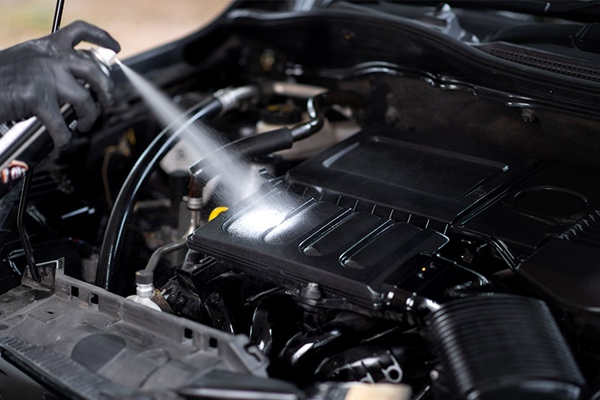 Vệ sinh khoang động cơ ô tô đúng cách