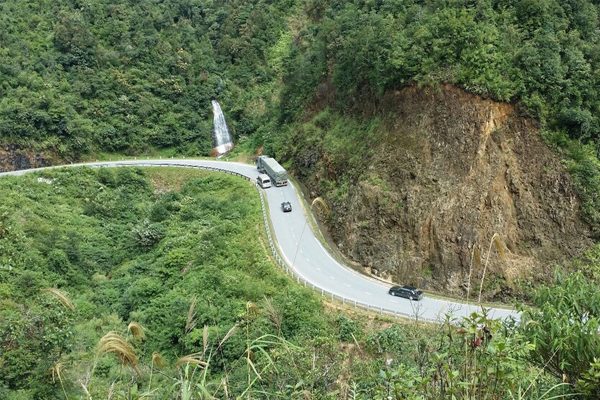 Vượt xe không đúng nơi quy định gây nguy hiểm