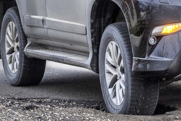 Thường xuyên đi vào ổ gà khiến xe ô tô có hiện tượng nhao lái