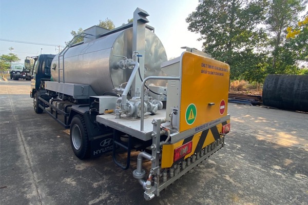 Xe bồn chở nhựa đường