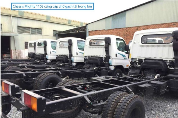Chassis Hyundai 110S cứng cáp chở gạch