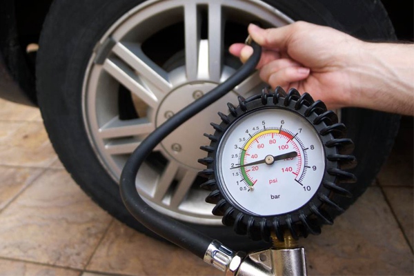 Áp suất lốp xe ô tô cũng là nguyên nhân xe không tự trả lái