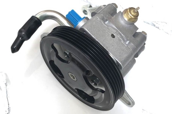 Bơm trợ lực bị hỏng là nguyên nhân xe không tự trả lái