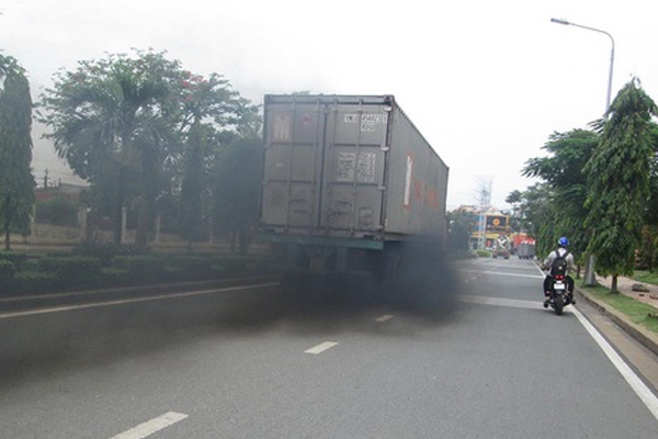 Xe tải ra khói đen