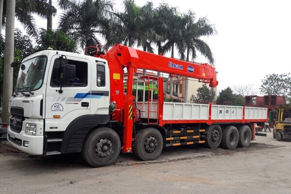 Xe tải 5 chân Hyundai thùng lửng gắn cẩu