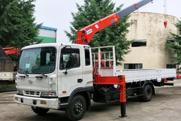 Xe tải gắn cẩu 5 tấn