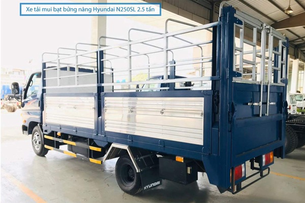 Xe tải 2.5 tấn Hyundai thùng bạt gắn bửng nâng