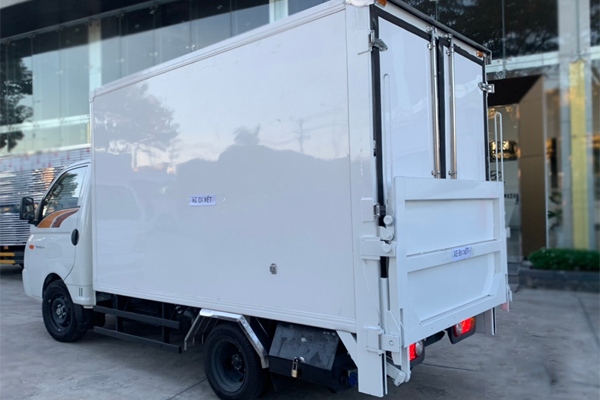 Xe tải thùng kín gắn bửng nâng