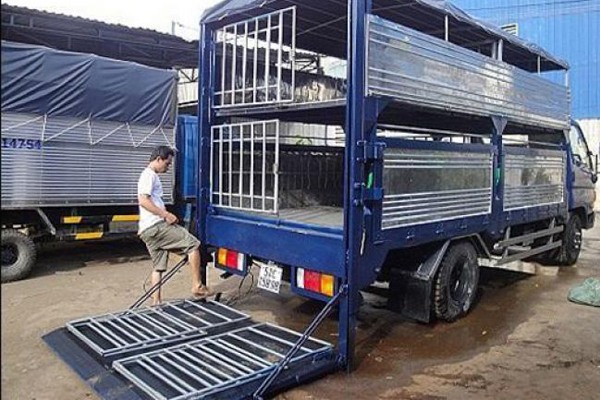 Xe tải thùng bạt có bàn nâng