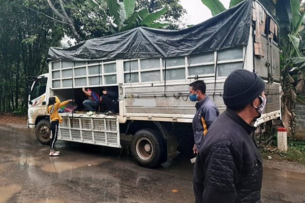 Chở người trên thùng xe tải