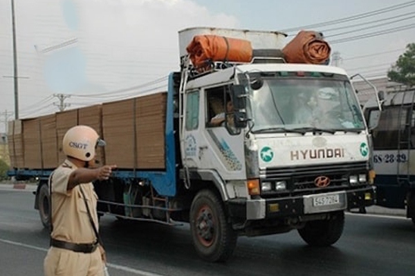Xử phạt xe tải chở quá số người quy định trên cabin