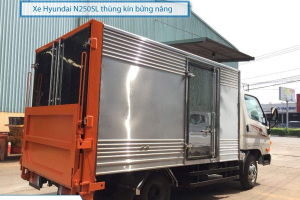 Hyundai N250SL thùng kín gắn bửng nâng