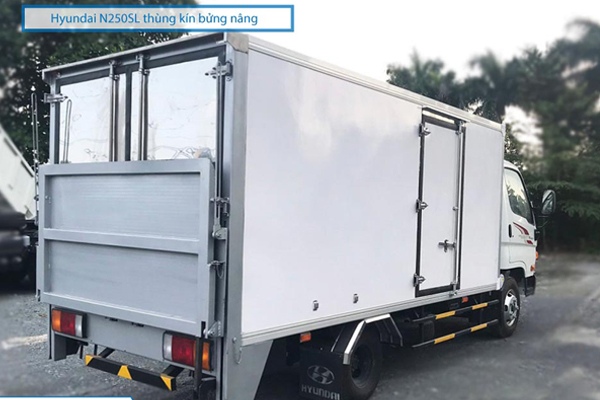 Mẫu xe tải thùng kín bửng nâng