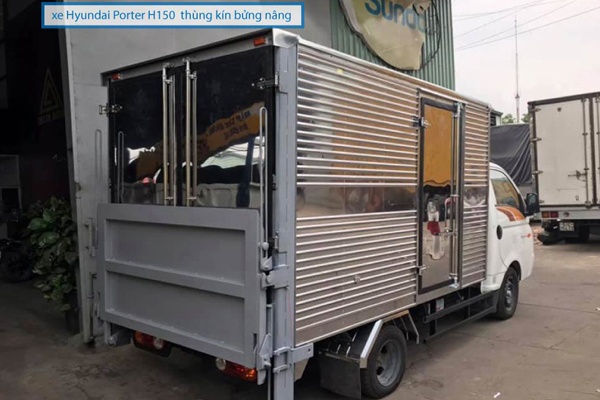 Mẫu xe tải thùng kín Hyundai H150 có bửng nâng