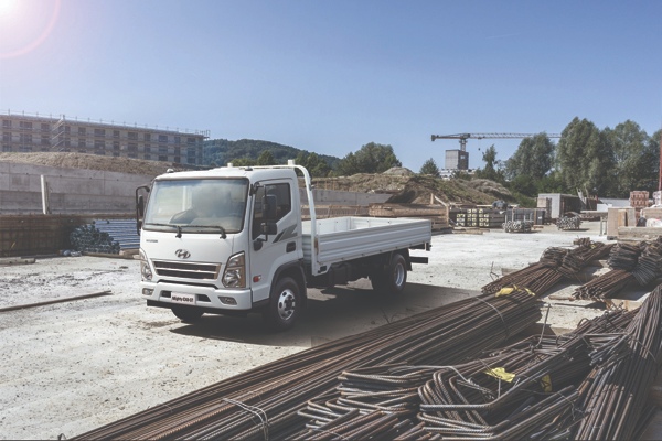 Xe tải thùng lửng Hyundai chở vật liệu xây dựng