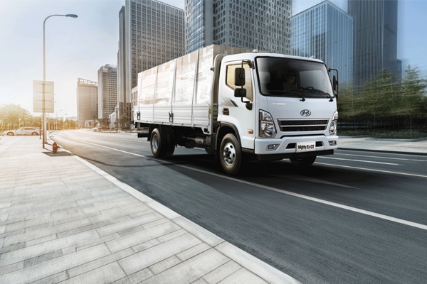 Xe tải thùng lửng chở hàng hóa