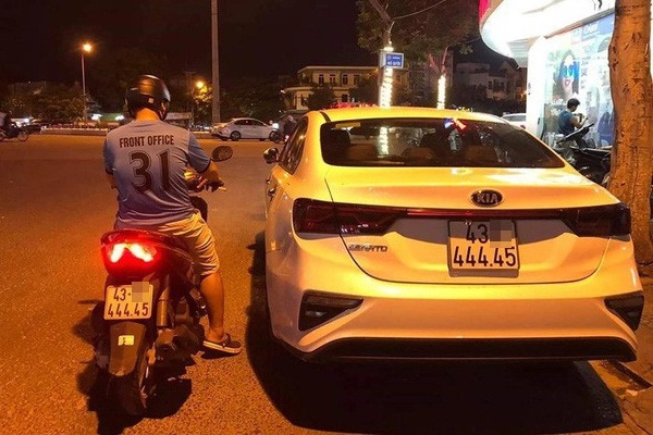 Xe trùng biển số