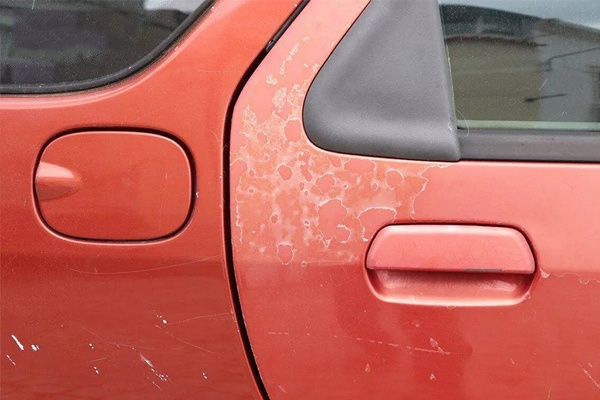 Sơn xe ô tô bị bạc màu