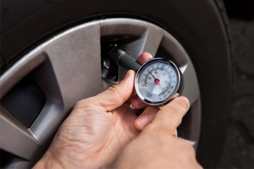 Xe ô tô nên lắp cảm biến áp suất lốp trong hay ngoài?