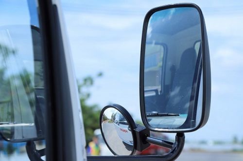 Cách bảo vệ gương chiếu hậu xe tải đúng cách