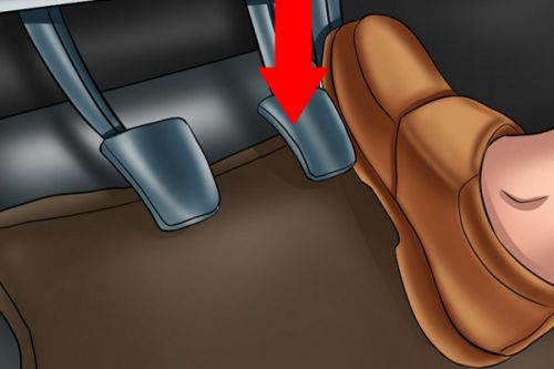 Vì sao không nên lái xe số tự động bằng hai chân?