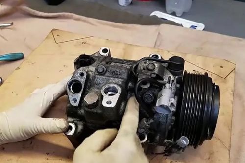 Nguyên nhân lốc điều hòa ô tô bị kêu