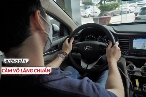 Cách cầm vô lăng ô tô gây nguy hiểm cần tránh