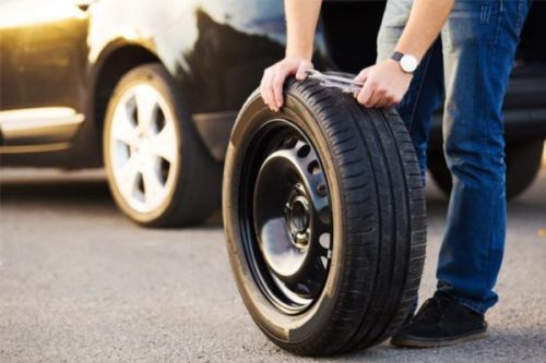 Tại sao lốp dự phòng ô tô nhỏ hơn lốp chính?